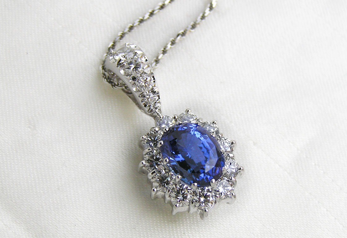 Zaffiro: storia, colori e proprietà della pietra preziosa